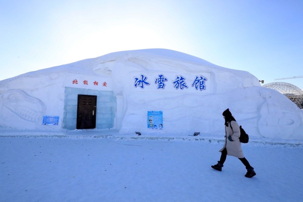 游客從北極村冰雪旅館的一個房間前走過（2018年1月31日攝）。