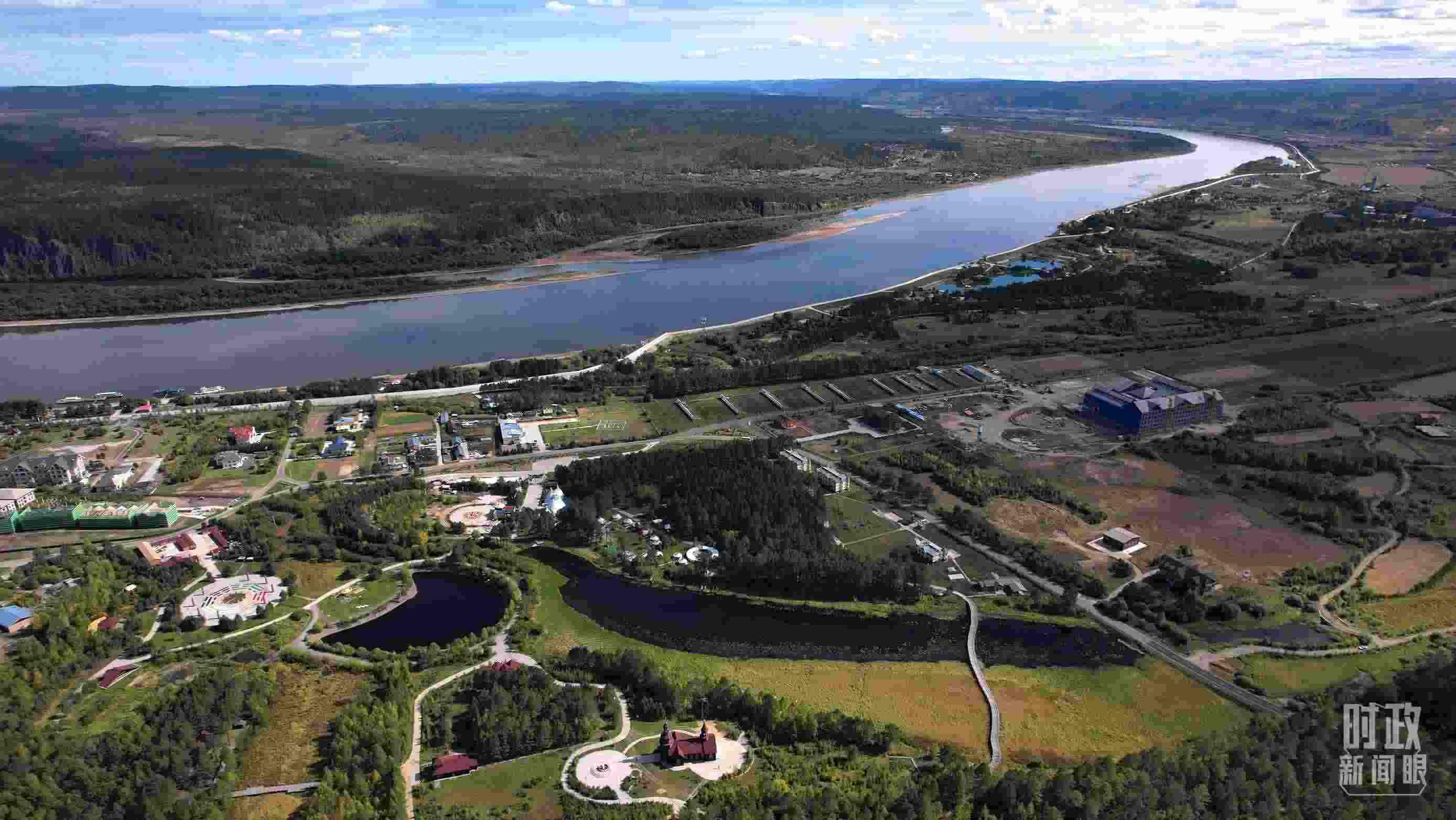 △北極村北邊是中俄界江黑龍江。（總臺(tái)國(guó)廣記者李晉拍攝）