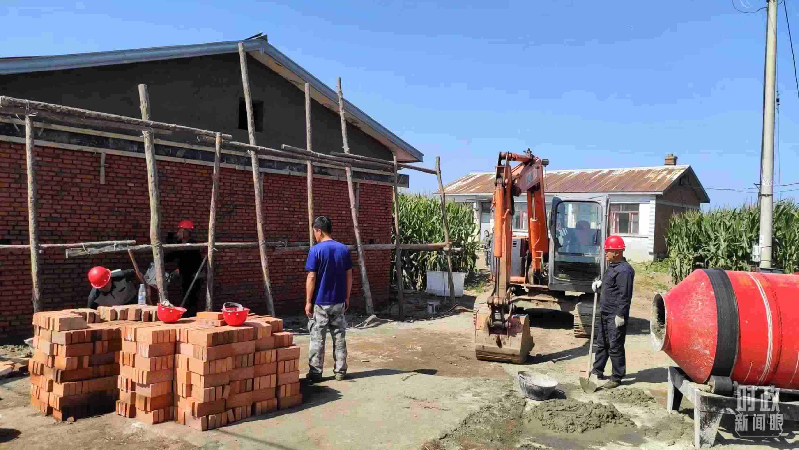 △村民正在修繕被損的房屋。（總臺(tái)央視記者薛冠南拍攝）