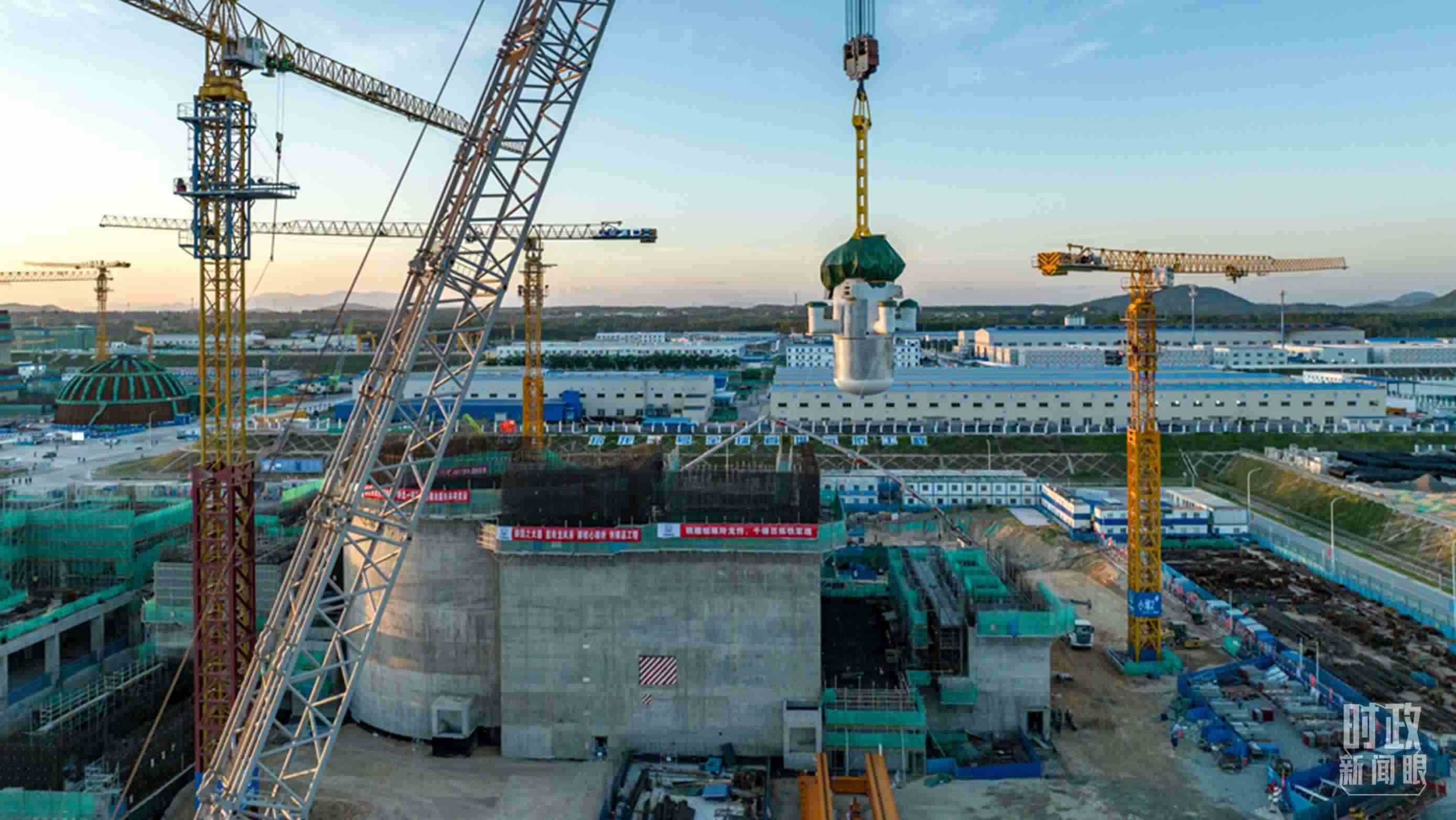 △8月10日，由中國(guó)第一重型機(jī)械股份公司承制的玲龍一號(hào)反應(yīng)堆核心模塊“玲龍之心”成功吊裝。（圖/國(guó)務(wù)院國(guó)資委網(wǎng)站）