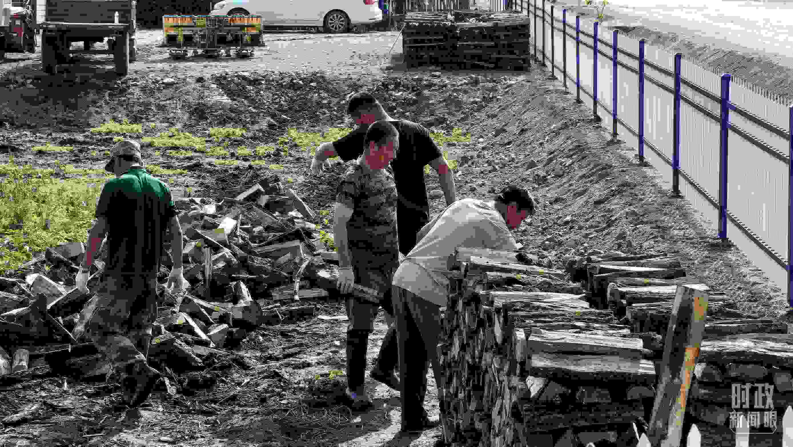 △村民正在整理家中被洪水沖垮的柴火垛。（總臺(tái)央廣記者潘毅拍攝）