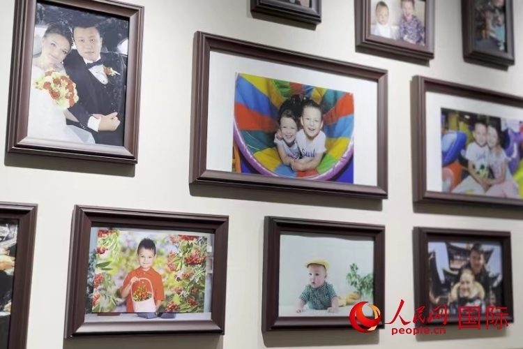 照片墻記錄每個(gè)幸福的瞬間。 人民網(wǎng) 皇甫萬(wàn)里攝