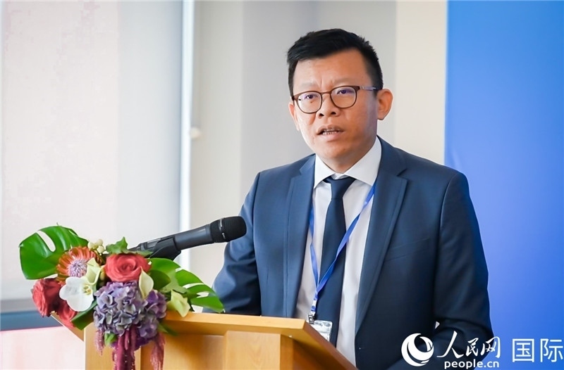 圖為中遠(yuǎn)海運(yùn)(歐洲)公司副總裁李震宇致辭。人民網(wǎng) 郭錦標(biāo)攝