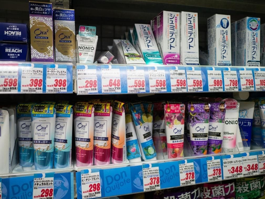 這是8月16日在日本東京新宿一商場(chǎng)拍攝的貨架。新華社記者張笑宇攝