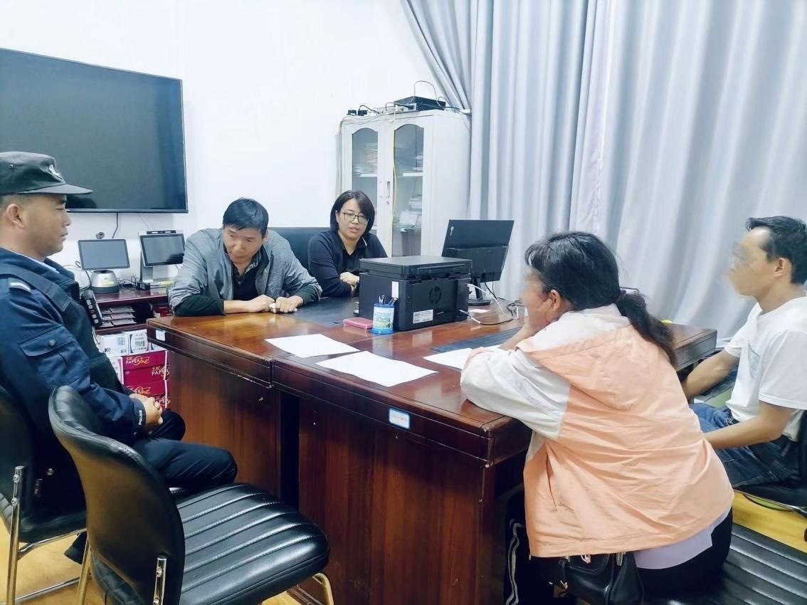 2023年8月4日，和立峰（左二）在調(diào)解一起家庭婚姻糾紛。受訪者供圖