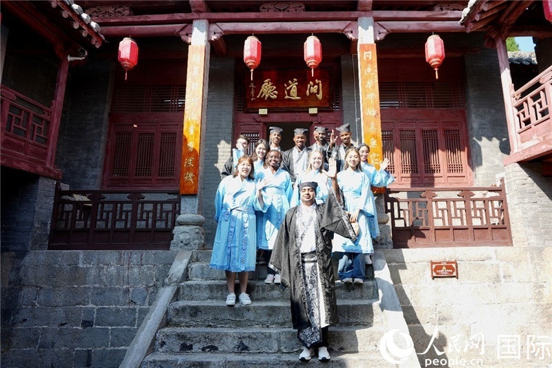 圖為選手們在海會書院內(nèi)合影留念。人民網(wǎng) 盧鵬宇攝