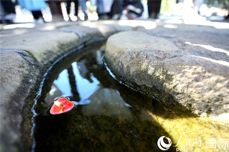 圖為水渠里流過的“桃心”蠟燭。人民網(wǎng) 盧鵬宇攝