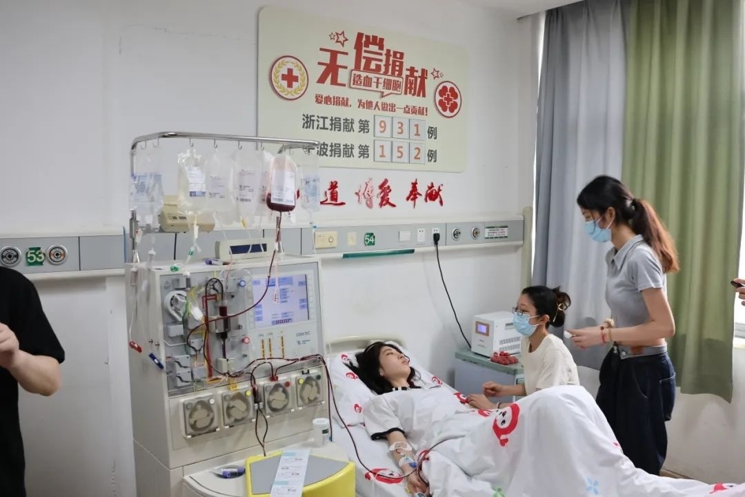 陸冰冰（右三）捐獻(xiàn)185毫升造血干細(xì)胞。受訪者供圖