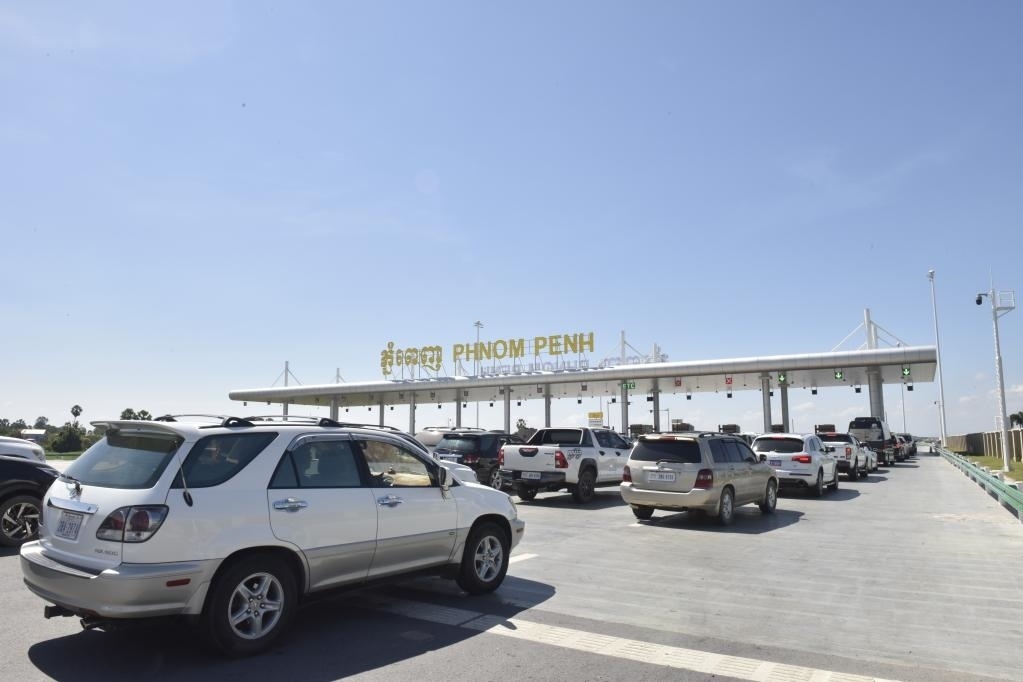 2022年11月7日，車輛在柬埔寨首都金邊的金港高速公路入口處排隊。金港高速公路連接柬埔寨首都金邊和該國最大深水海港西哈努克港。