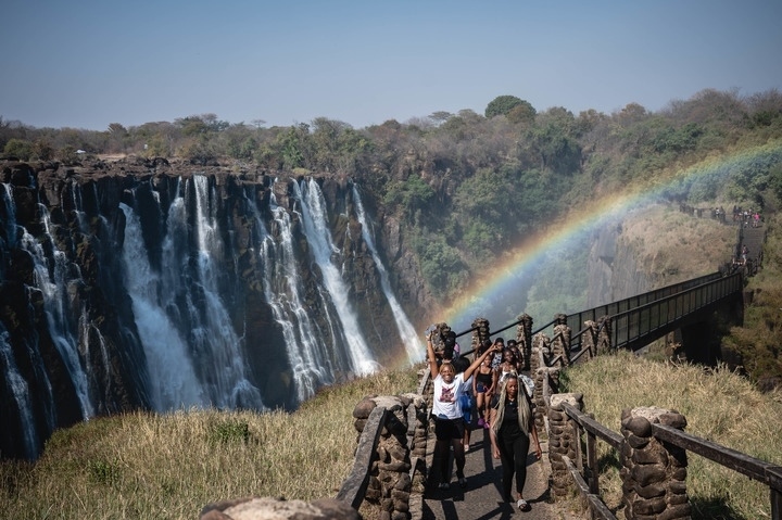 8月21日，游客在贊比亞觀賞維多利亞瀑布景色。