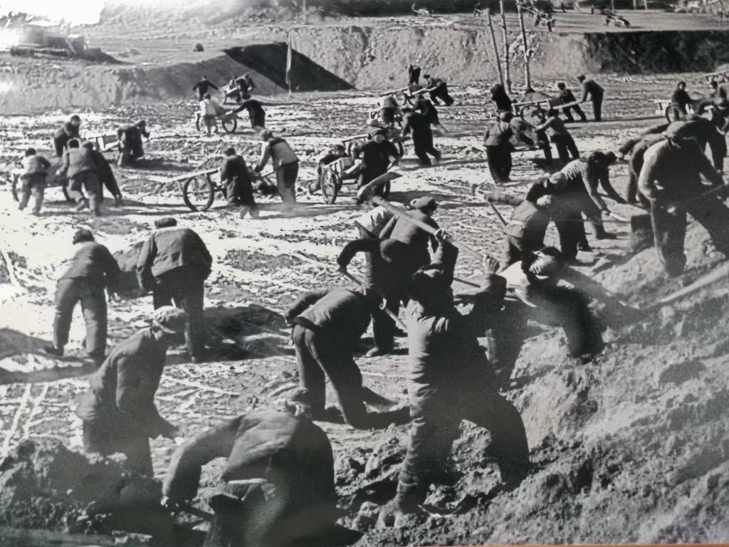 20世紀(jì)70年代，高西溝人治理水土流失場景。（資料圖片）