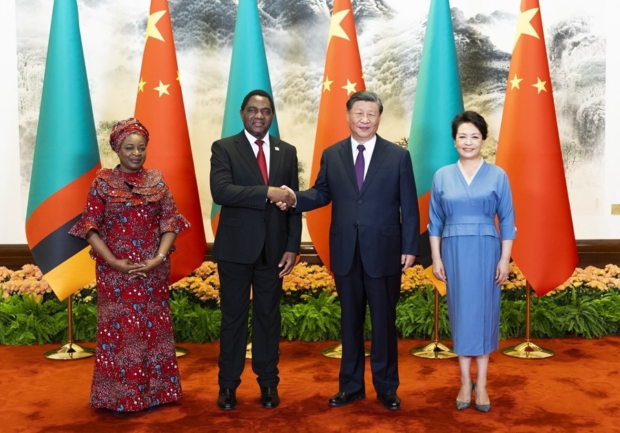 這是會(huì)談前，習(xí)近平主席和夫人彭麗媛同希奇萊馬總統(tǒng)和夫人穆廷塔合影。