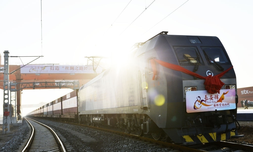 2013年11月28日，首趟由西安發(fā)往哈薩克斯坦阿拉木圖的長(zhǎng)安號(hào)國(guó)際貨運(yùn)列車等待出發(fā)。新華社記者 劉瀟 攝