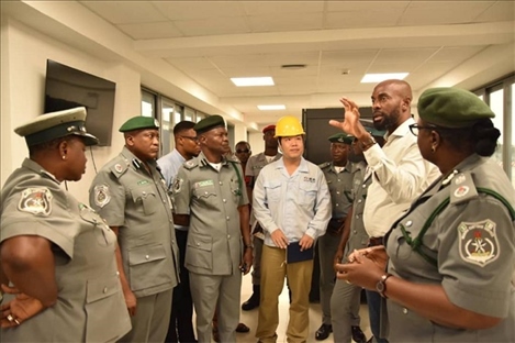 萊基港員工向海關(guān)工作人員講解掃描儀使用方法。受訪者供圖