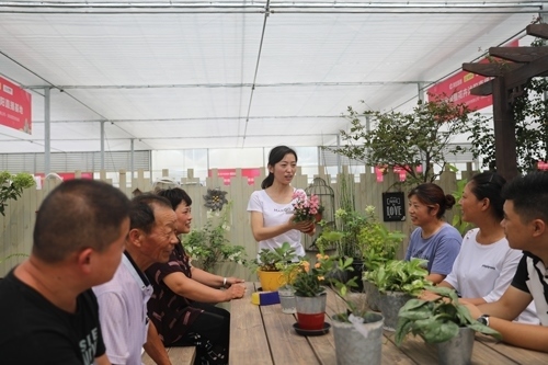 李敏向村民講授花木直播經(jīng)驗(yàn)。受訪者供圖