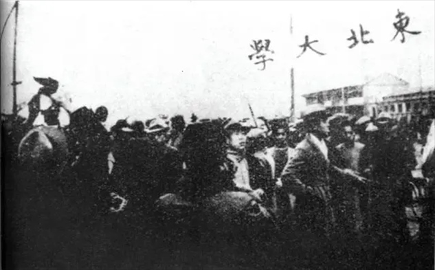 △東北大學(xué)學(xué)生走在一二·九請(qǐng)?jiān)赣涡嘘?duì)伍最前列。