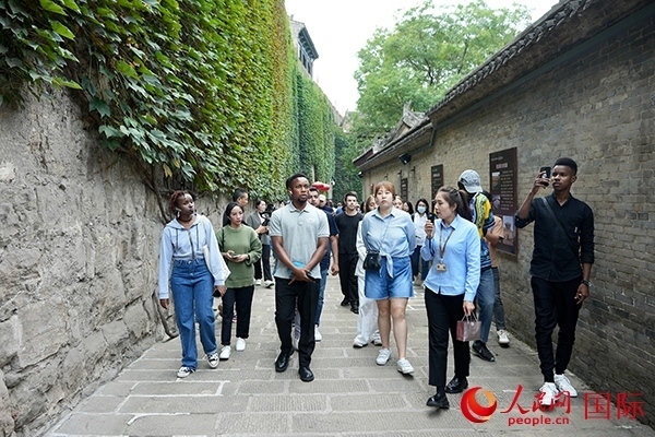 選手們認(rèn)真聆聽(tīng)導(dǎo)游講解。人民網(wǎng) 盧鵬宇攝