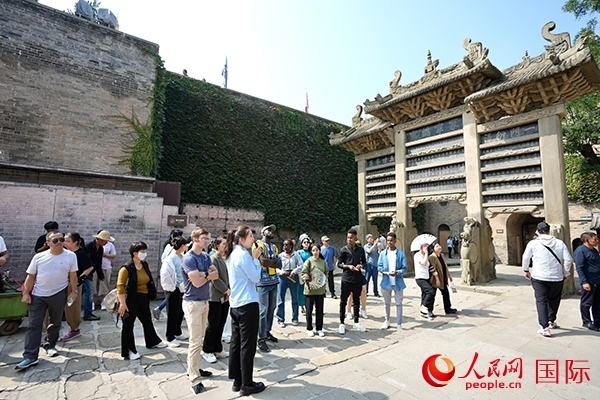 選手們認(rèn)真聆聽(tīng)導(dǎo)游講解。人民網(wǎng) 盧鵬宇攝