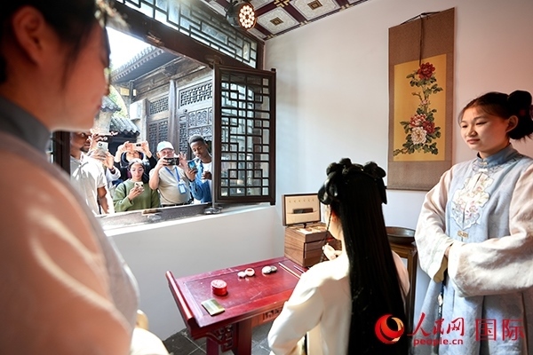 選手們觀看表演。人民網(wǎng) 盧鵬宇攝