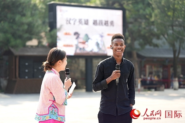 選手王安（乍得）挑戰(zhàn)“漢字英雄·越戰(zhàn)越勇”游戲。人民網(wǎng) 盧鵬宇攝