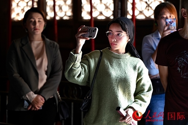 選手顏青（蘇丹）用手機(jī)記錄所見(jiàn)所感。人民網(wǎng) 盧鵬宇攝