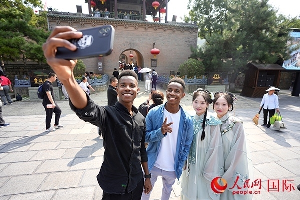 兩對(duì)雙胞胎偶遇合影。人民網(wǎng) 盧鵬宇攝