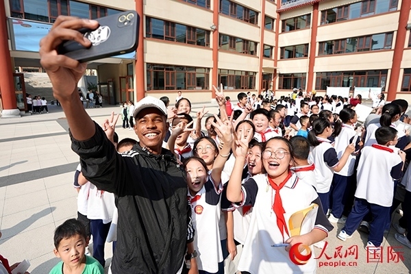 選手和學生們合影。人民網(wǎng) 盧鵬宇攝