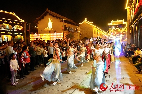 古城巡游隊(duì)伍。人民網(wǎng) 盧鵬宇攝