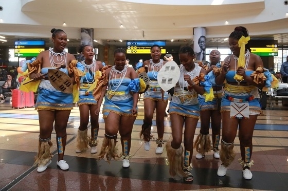 當(dāng)?shù)孛癖姎g迎中國(guó)旅行團(tuán)。北青旅提供