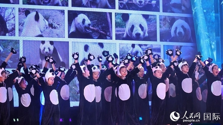 小演員們上演《歡樂功夫熊貓》。人民網(wǎng) 蔣曉辰攝