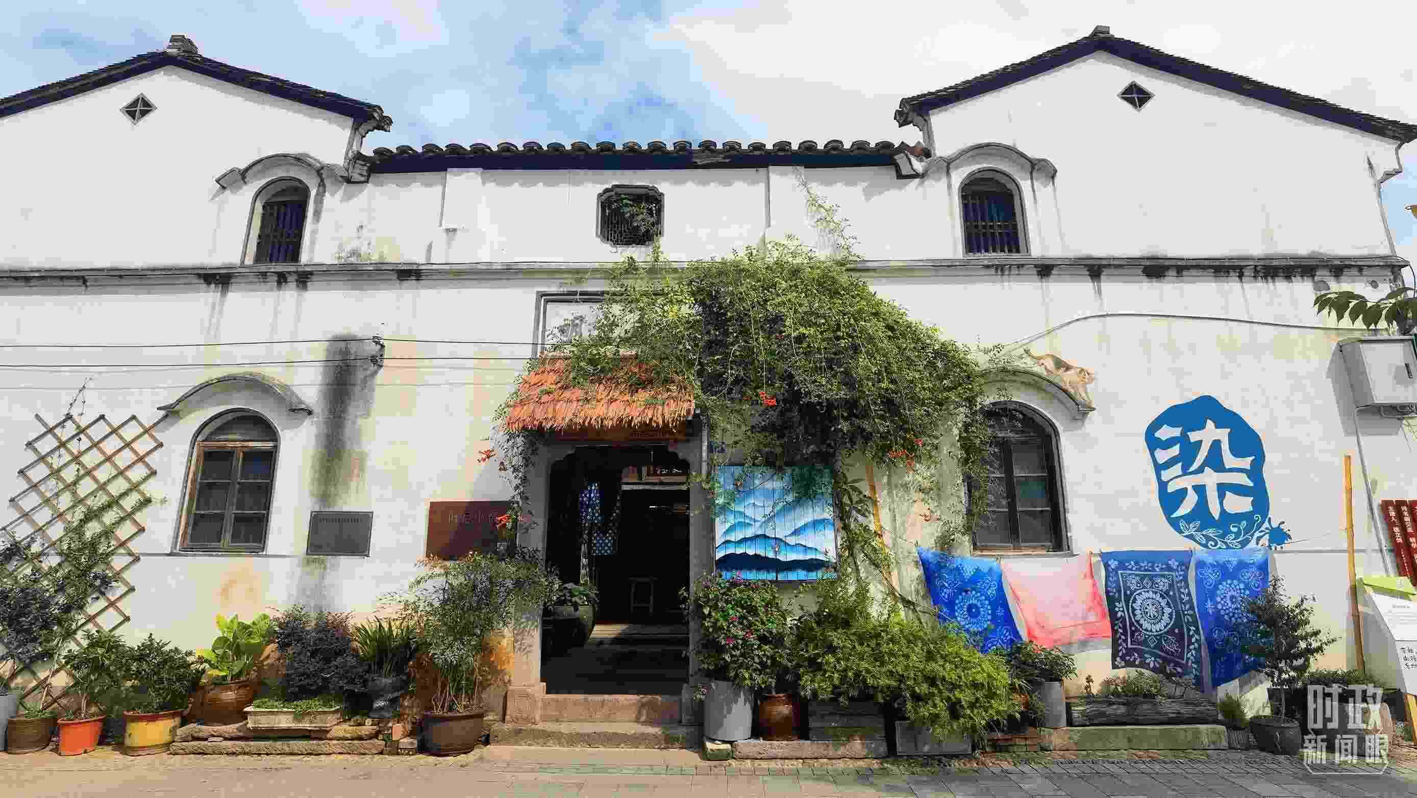 △李祖村的藝術(shù)染坊。（總臺(tái)央視記者周志國(guó)拍攝）