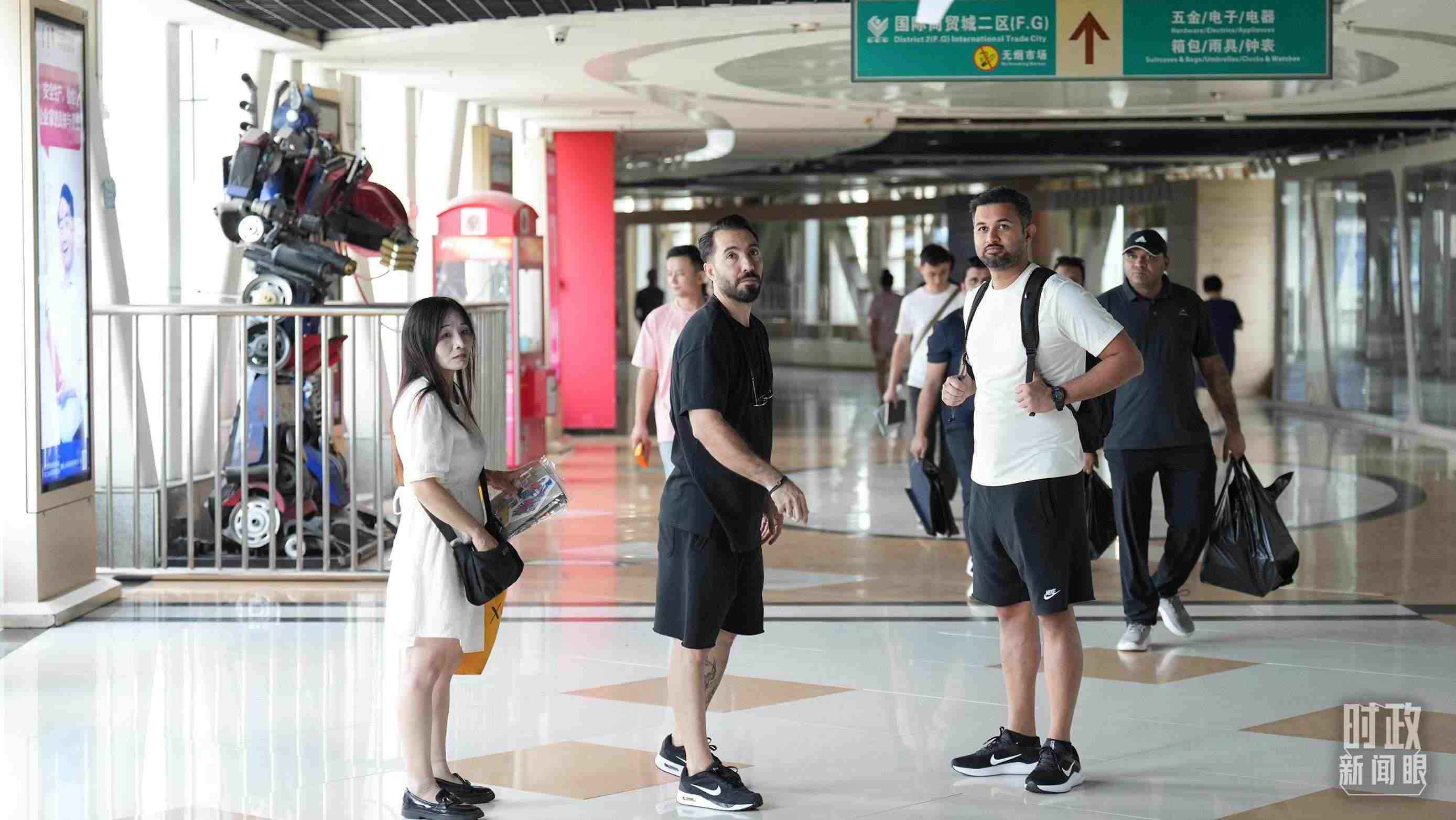 △義烏國(guó)際商貿(mào)城內(nèi)，來自世界各地的外商。（總臺(tái)國(guó)廣記者李晉拍攝）