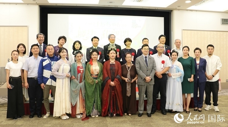 與會(huì)人員合影留念。人民網(wǎng) 許可攝