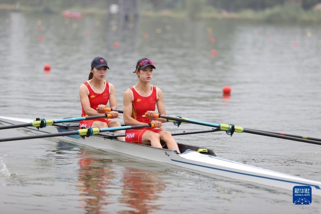 9月24日，鄒佳琪（左）/邱秀萍在決賽中。新華社記者 賈浩成 攝