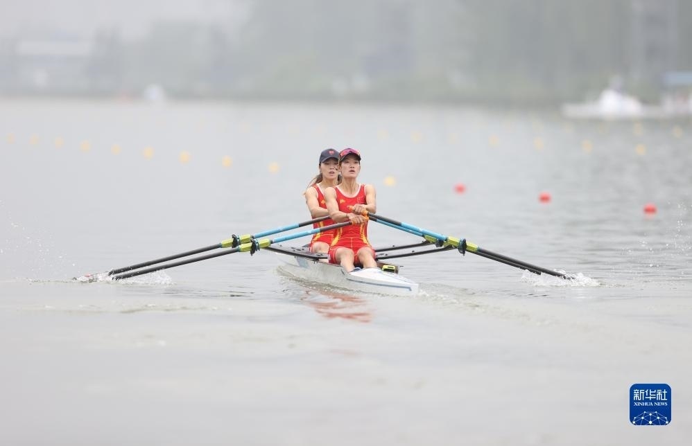 9月24日，鄒佳琪（左）/邱秀萍在決賽中。新華社記者 賈浩成 攝