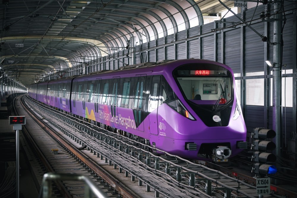 從杭州火車西站出發(fā)，地鐵19號線貫穿杭州火車東站、杭州蕭山機(jī)場，“亞運(yùn)號”地鐵專列運(yùn)行在這條線路上。