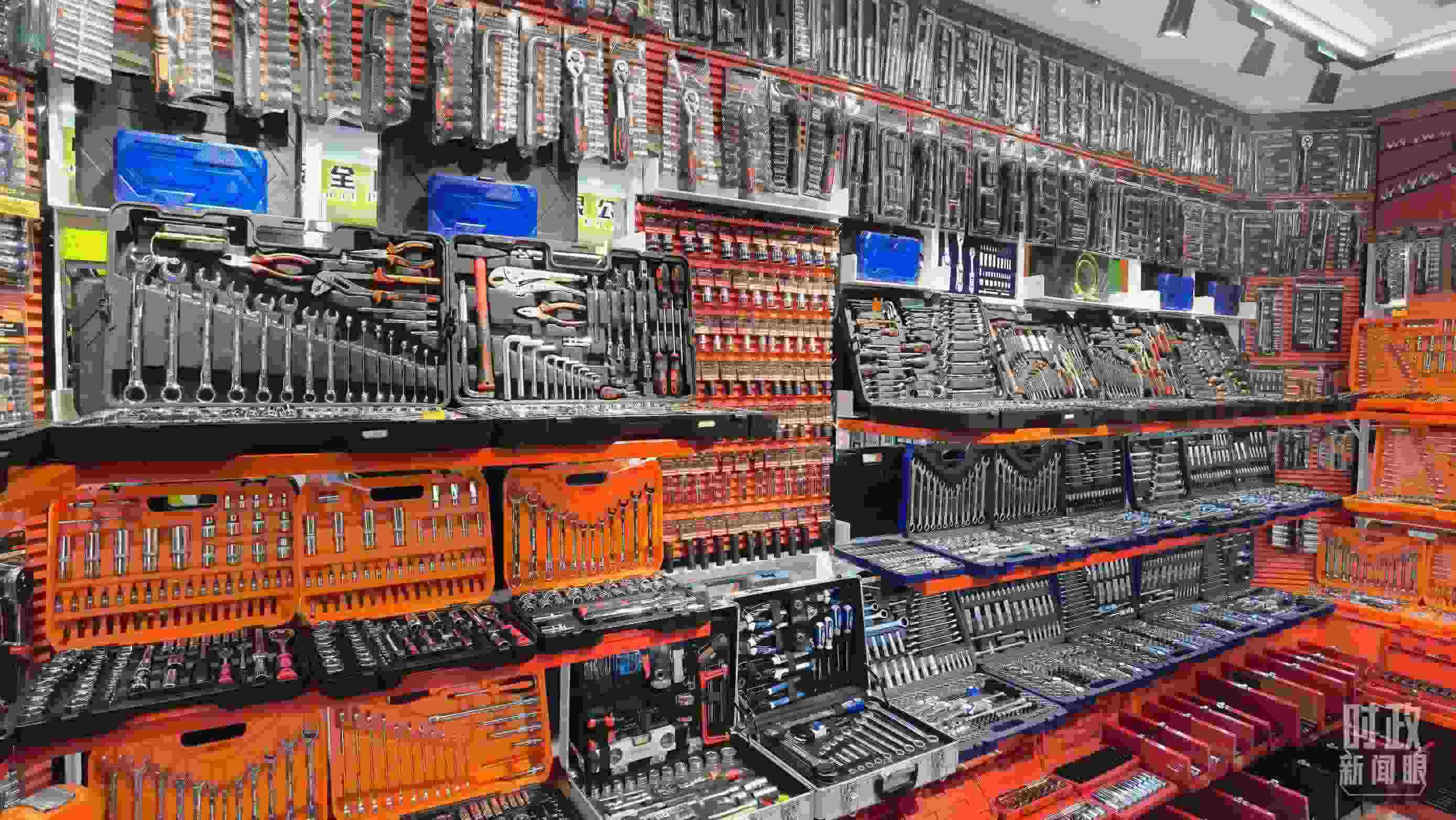 △義烏國(guó)際商貿(mào)城內(nèi)的一家五金店，貨品豐富。（總臺(tái)央視記者石丞拍攝）
