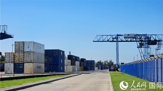  布列斯特北站，堆滿了來自中國的貨物。人民網記者 王震攝