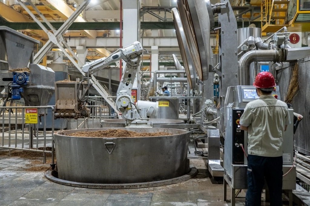 907車間里，機(jī)械臂正在撒料裝甑。嚴(yán)磊攝