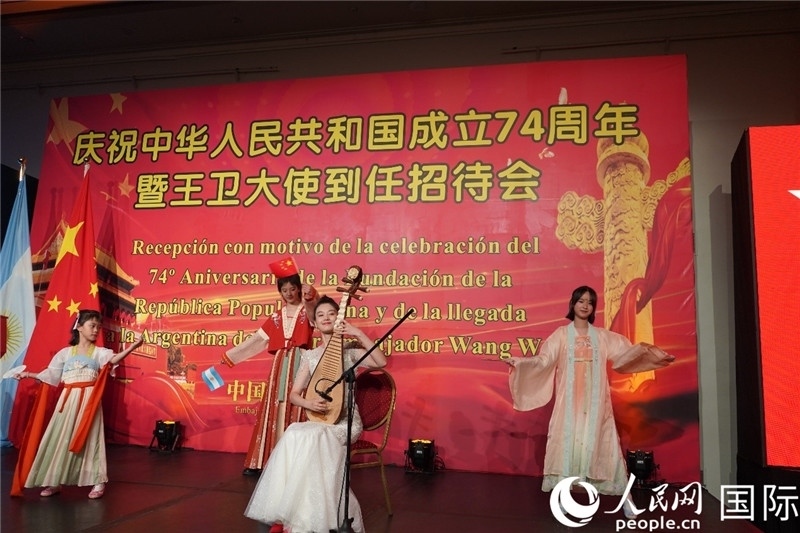 圖為招待會現(xiàn)場中國傳統(tǒng)樂器演奏和舞蹈展示。人民網(wǎng)記者 許放攝