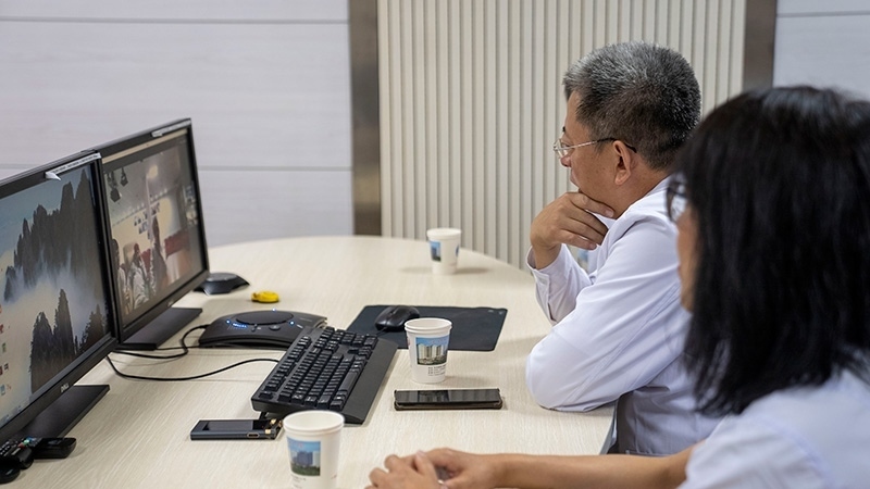 新疆醫(yī)科大學(xué)第一附屬醫(yī)院專家團(tuán)隊(duì)與哈薩克斯坦國立科學(xué)研究中心的專家對患者進(jìn)行跨國遠(yuǎn)程會(huì)診。人民網(wǎng)記者 許崢攝