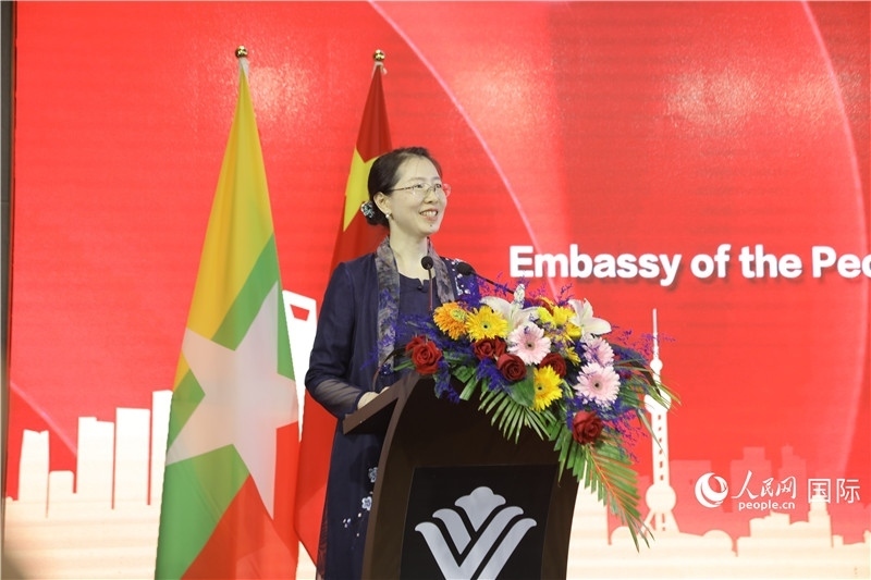 圖為使館臨時(shí)代辦曹靜致辭。人民網(wǎng)記者 謝佳君攝