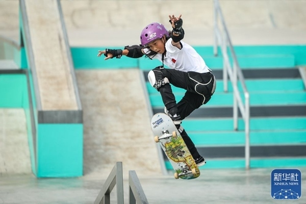 9月27日，中國選手崔宸曦在比賽中。當(dāng)日，在錢塘輪滑中心舉行的杭州亞運會女子街式?jīng)Q賽中，中國選手崔宸曦以242.62分的成績奪得冠軍，曾文蕙獲得亞軍，日本選手伊藤美優(yōu)獲得季軍。新華社記者 潘昱龍攝