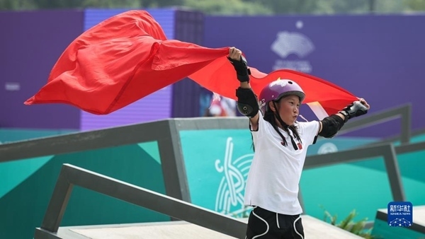 9月27日，崔宸曦在賽后慶祝奪冠。當(dāng)日，在錢塘輪滑中心舉行的杭州亞運(yùn)會(huì)女子街式?jīng)Q賽中，中國(guó)選手崔宸曦以242.62分的成績(jī)奪得冠軍，曾文蕙獲得亞軍，日本選手伊藤美優(yōu)獲得季軍。新華社記者 潘昱龍攝