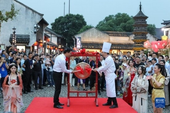 9月27日拍攝的2023年南翔國潮大會(huì)暨第十七屆上海南翔小籠文化展開幕儀式現(xiàn)場。