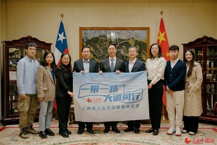 牛清報大使（中）與人民網(wǎng)、人民日報社記者合影。 人民網(wǎng)記者 張若涵攝