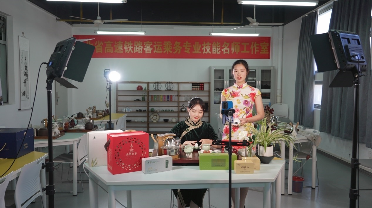 學(xué)生們正在直播。受訪單位供圖