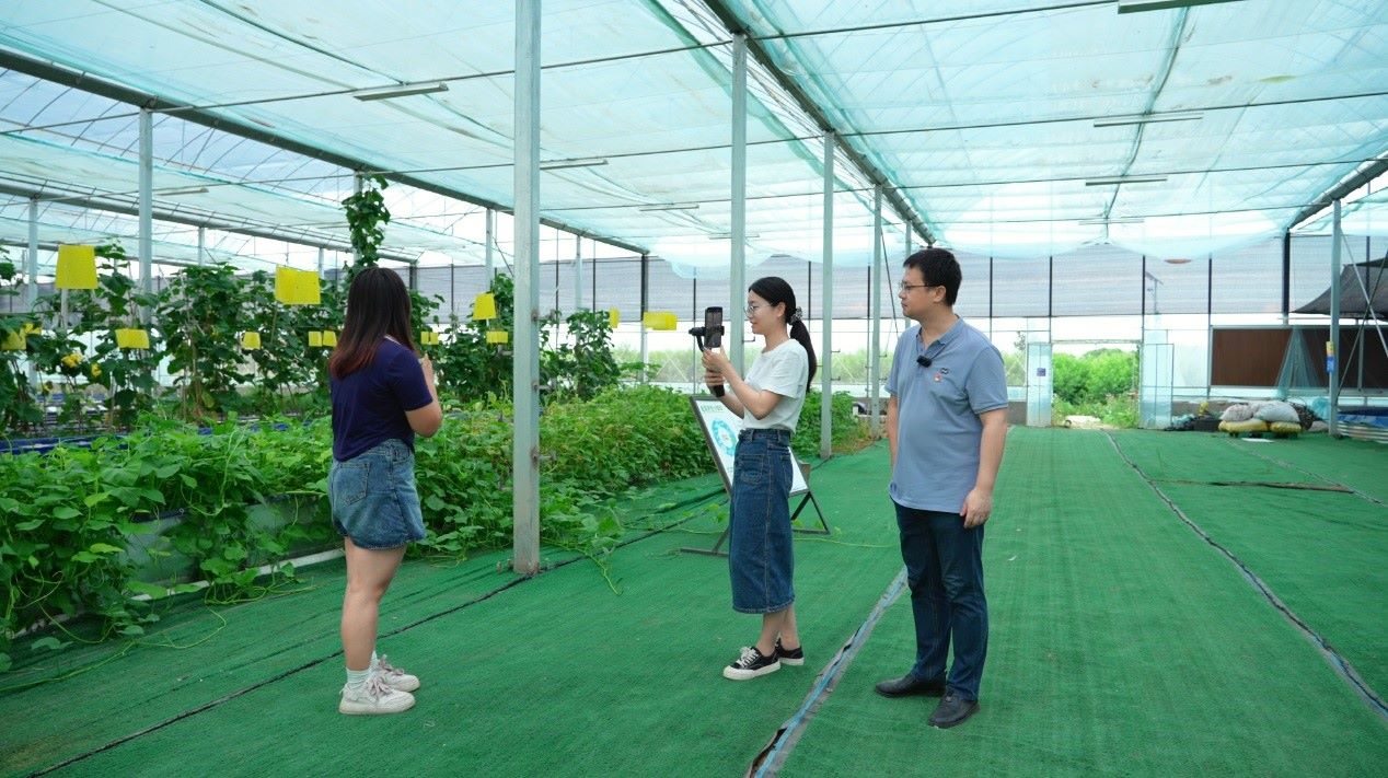 學(xué)生們正在現(xiàn)場直播。受訪單位供圖