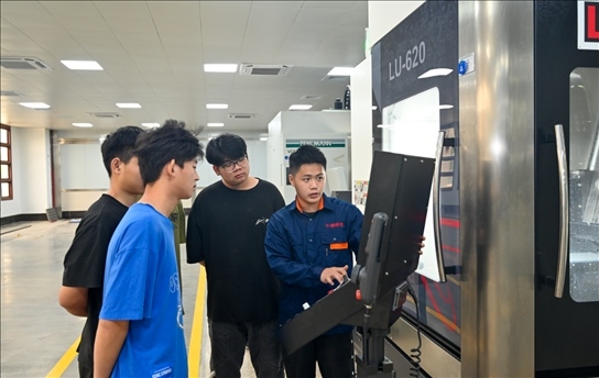 學(xué)生們正在實操學(xué)習(xí)。受訪單位供圖