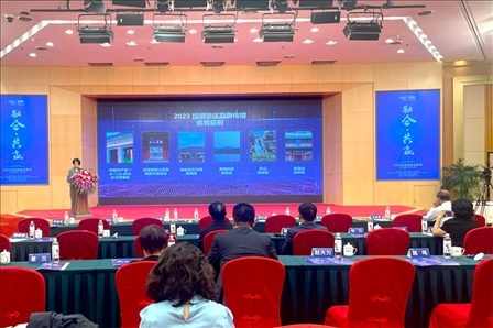 現(xiàn)場發(fā)布《2023旅游景區(qū)品牌傳播優(yōu)秀案例》。人民網(wǎng)記者 劉微攝